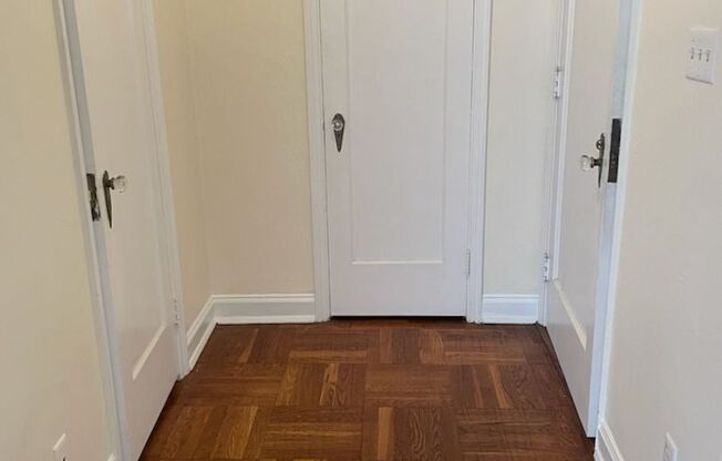 1 bed, 1 bath, 768 sqft, $1,385, Unit Royal York 112