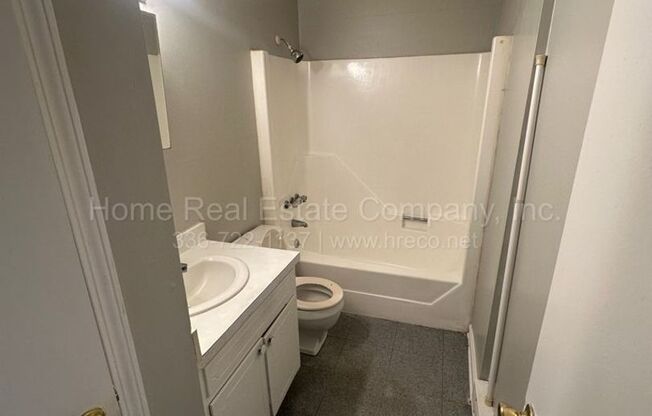 2 beds, 1 bath, $895, Unit A