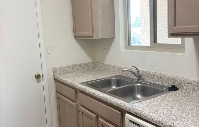 **GREAT 2 BEDROOM/2 BATHROOM/GATED CONDO IN MESA (MAIN ST & DOBSON RD)**