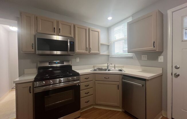 Beautiful 4 Bedroom/ 2 Bath with private courtyard