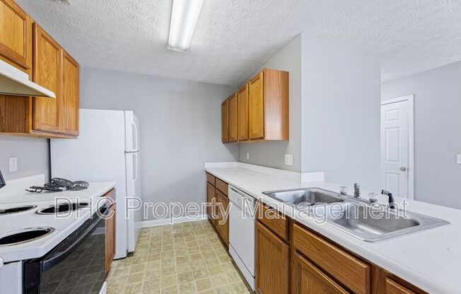 5607 STRATHMOOR MNR CIR