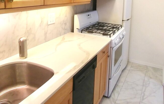 196 W 9 ST