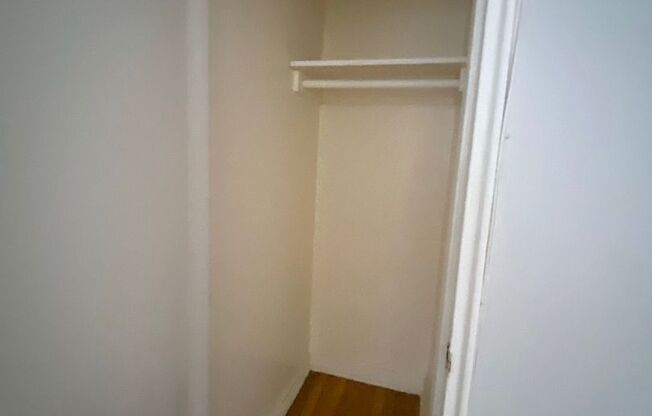 2 beds, 1 bath, $2,300, Unit 4A