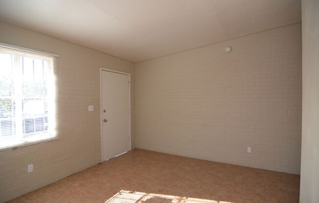 Great South Tucson Location! Charming 1 Bedroom 1 Bath Duplex!