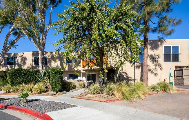 2 beds, 2 baths, 918 sqft, $2,895, Unit 27-14