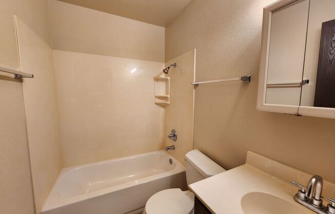 1 bed, 1 bath, $1,195, Unit 934 Briarwood Dr