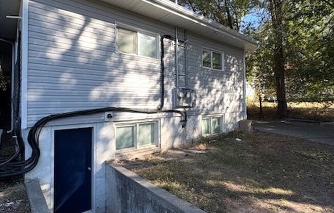 3 beds, 1 bath, $1,600, Unit Rear Unit