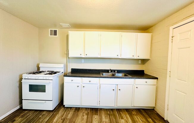 2 beds, 1 bath, 800 sqft, $850, Unit Laguna114-38