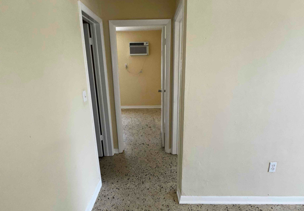 1040 SW 7 ST