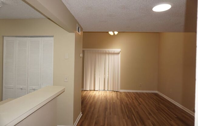 2 Bedroom, 2 full Bath Townhouse with Screen patio Near NAS Jax and shopping centers