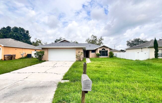 Charming 3 Bedroom, 2 Bathroom Home in Kissimmee!!