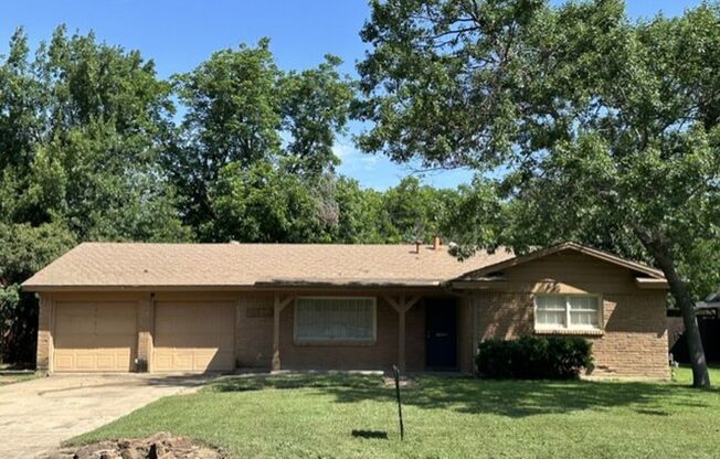 Spacious 3 Bedroom, 2 Full Bath Home Located in SW Ft. Worth!