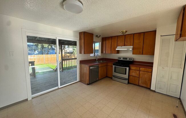 3 beds, 1 bath, $1,600