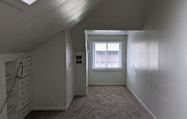 2 beds, 1 bath, $1,100, Unit 727-UP