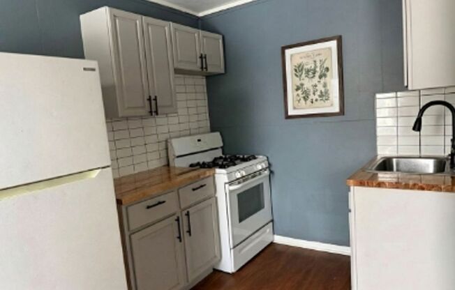 Studio and 1 Bedroom Apartments Available