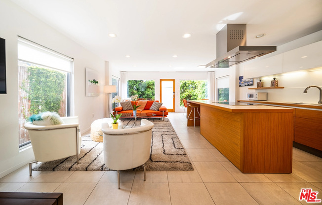 330 VENICE WAY