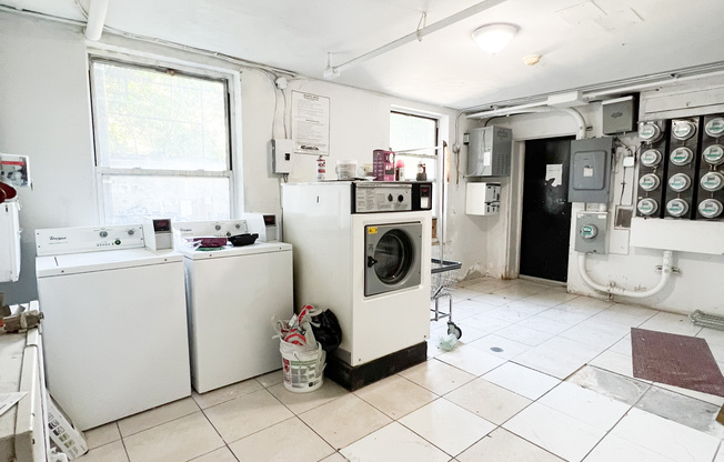 3 beds, 1 bath, $2,900, Unit 1-F