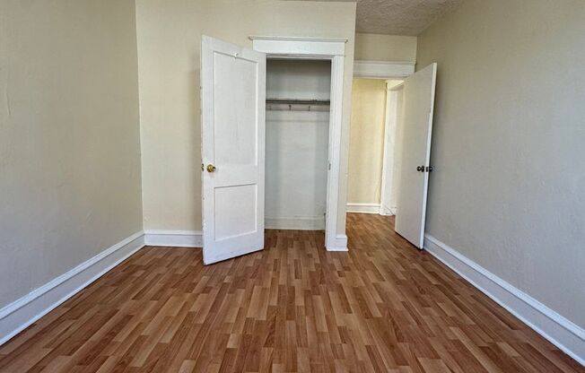 2 beds, 1 bath, $1,095, Unit H4