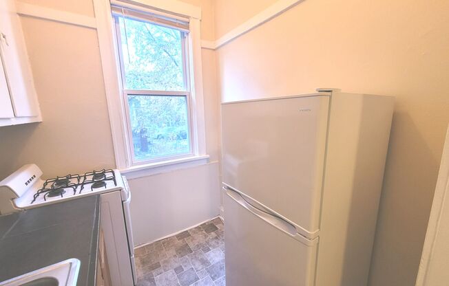 1 bed, 1 bath, $995, Unit 7