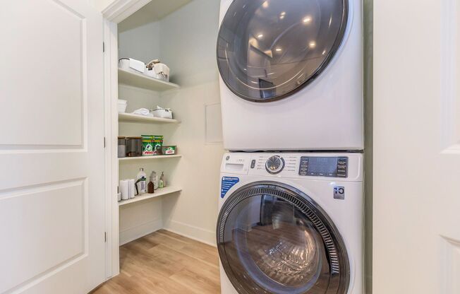 2 beds, 2 baths, 963 sqft, $1,950, Unit 270