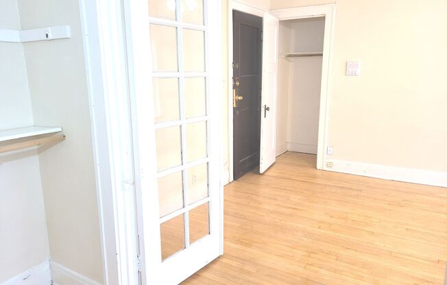 Studio, 1 bath, $875, Unit 25