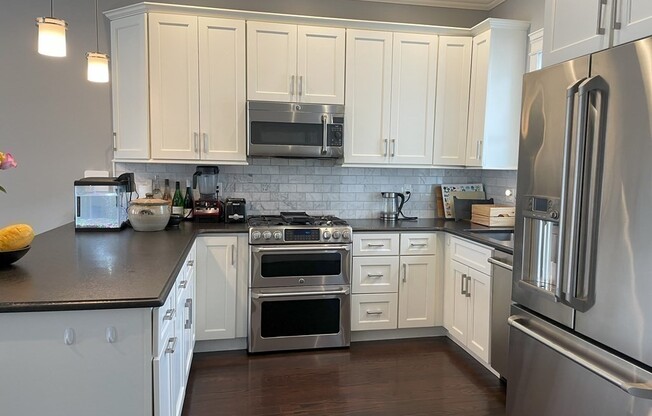 3 beds, 2 baths, 1,477 sqft, $5,200, Unit 3