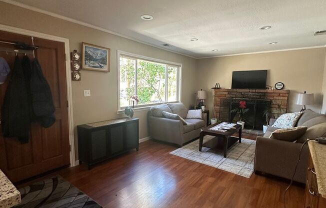 Beautifully renovated 2 Bedroom Home in Tahoe-Sierra