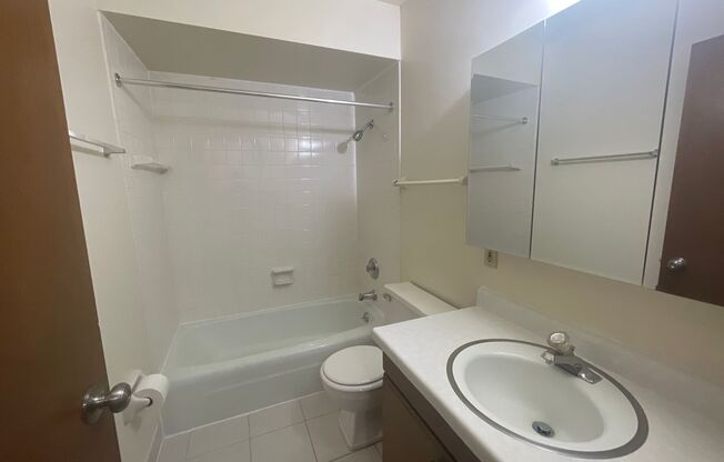 2 beds, 1 bath, 840 sqft, $1,195, Unit 321