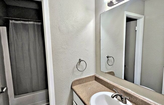 2 beds, 1.5 baths, 1,044 sqft, $900, Unit 9C