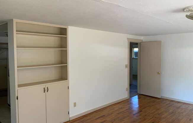 2 beds, 1 bath, $1,395, Unit 196 N Jefferson St.