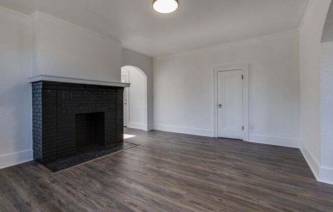 3 beds, 1 bath, $1,300, Unit (201 Locust)1st FLR Right