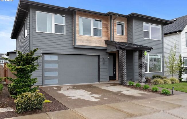 4093 SE Reed Drive ~ Luxurious 2 Story Excellence!