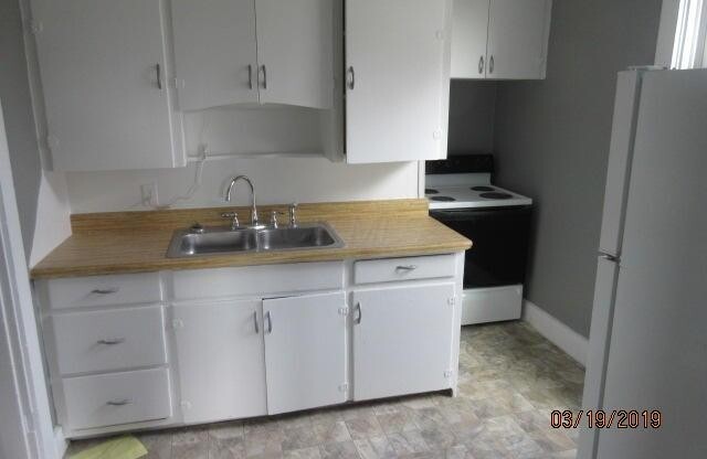 2 beds, 1 bath, $800, Unit 1/2