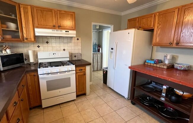 2 beds, 1 bath, $2,000