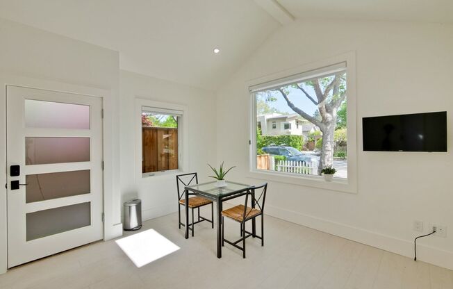 Beautiful 1 Bed 1 Bath Cottage in Highly Desirable Palo Alto Neighborhood!