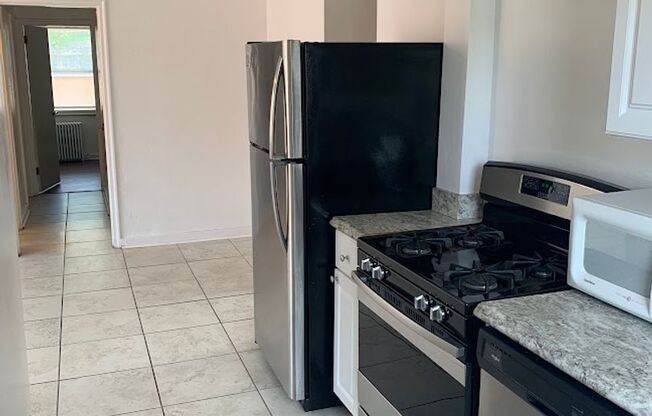 3 beds, 1 bath, $2,250, Unit 306D