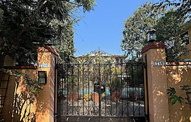 Hayworth Courtyard Apartments – West Hollywood Living