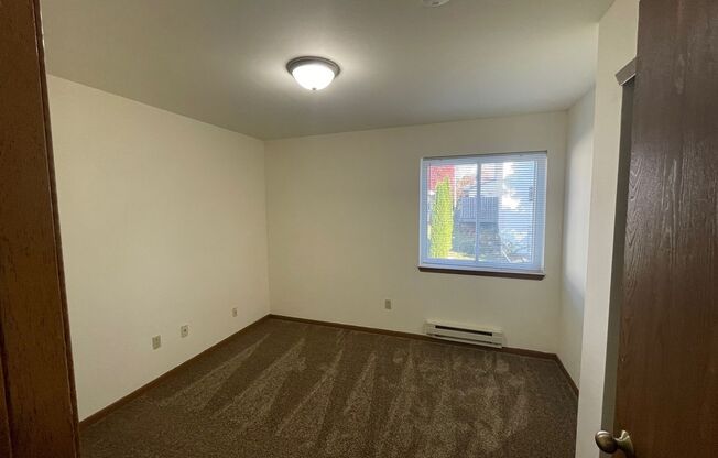 3 beds, 1 bath, 1,040 sqft, $1,695, Unit 3156-208