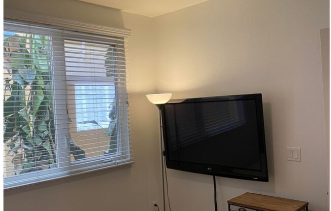 2 beds, 2 baths, 1,050 sqft, $3,100