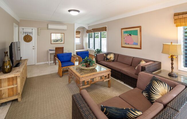 Steps from beautiful Kailua Beach, fully furnished 3 bedroom, 2 bath single family home