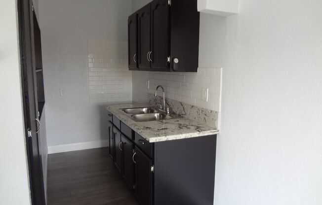 1 bed, 1 bath, $1,650, Unit F