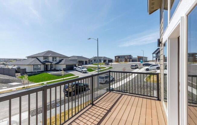 Luxury 4 Bedroom Home in Southridge w/4 car garage and RV Bay!!