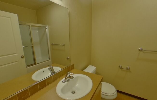 3 beds, 2 baths, 967 sqft, $2,400, Unit 305