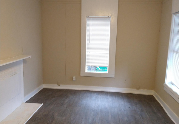 3 beds, 1 bath, 950 sqft, $950