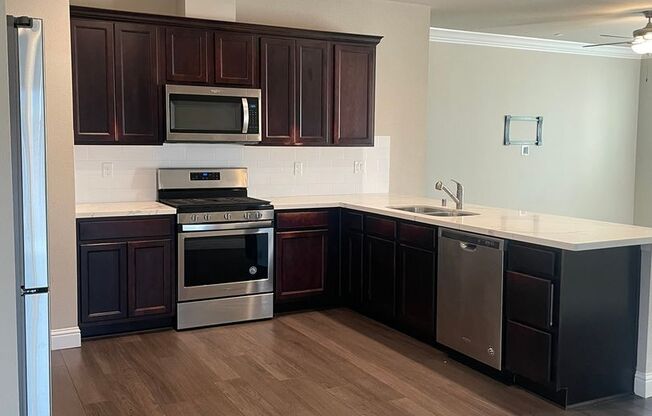 Holiday Move-In Special! $200 OFF 1st MONTH RENT!!