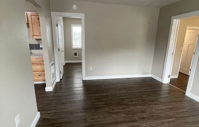 2 beds, 1 bath, 706 sqft, $1,300, Unit Coll140