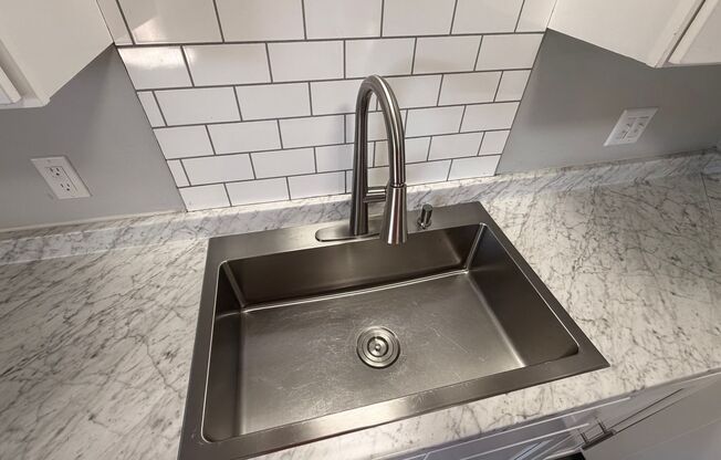 2 beds, 1 bath, 855 sqft, $1,049, Unit 3370-11