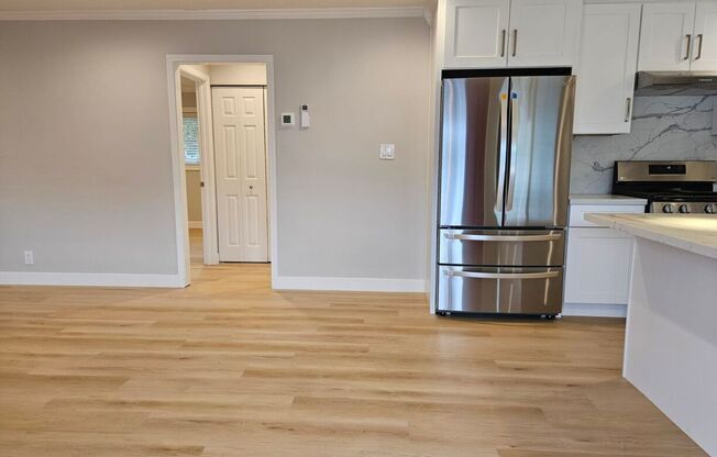 Updated Top Floor 2 Bedroom/1 Bathroom Apartment