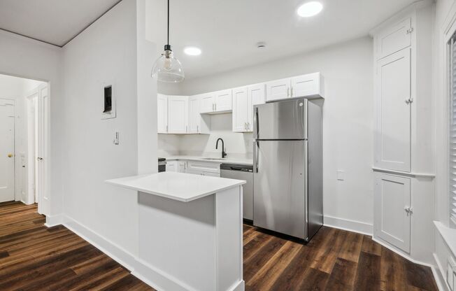 1 bed, 1 bath, 685 sqft, $2,100