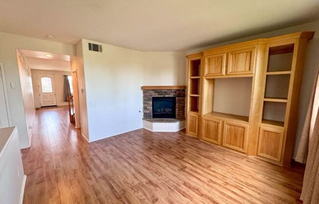 3 beds, 2.5 baths, $3,000